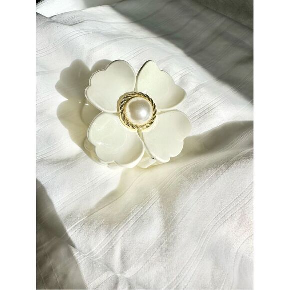 Off white/ cream flower hair claw with pearl embellishment - Picture 2 of 4